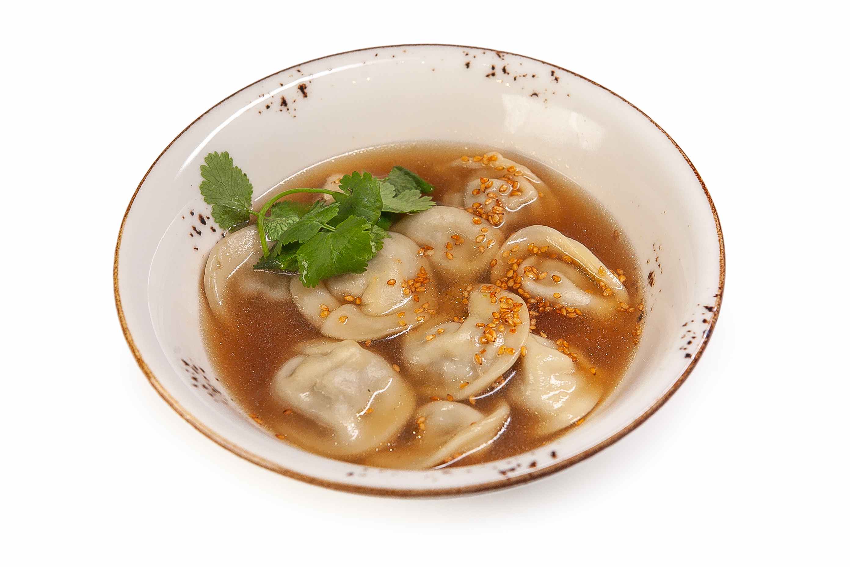 Пряный бульон с пельменями ручной лепки